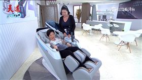 ▲｢輝葉AI追夢椅」首創的AI智能旋鈕，操作直覺，簡單到王勉都不用教或看說明書就能立刻上手。（圖／天道）