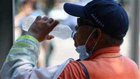 全台炎熱11縣市高溫上看36度（2）中央氣象署表示，24日全台炎熱，11縣市高溫上看攝氏36度。圖為新北市土城區交通義警補充冰水降溫。中央社記者王騰毅攝  113年6月24日
