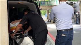 林士傑全身包裹白布以擔架送上車，準備運返台南解剖。（圖／記者簡榮良攝影）
