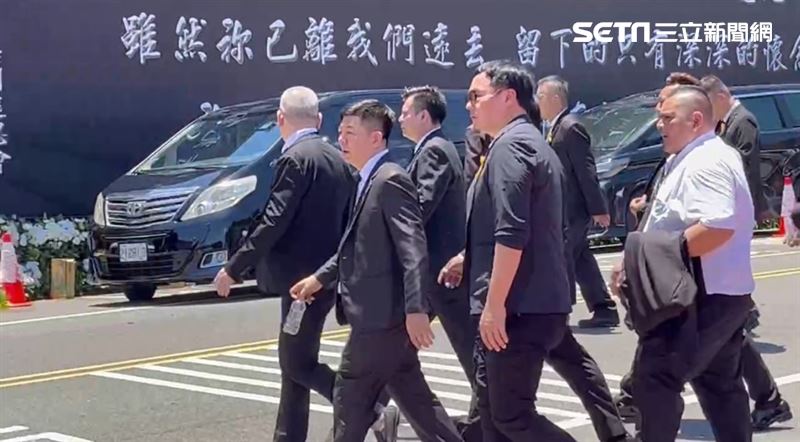 吳桐潭公祭，鐵霸曾盈富中午11點半離開。（圖／記者李依璇攝影）