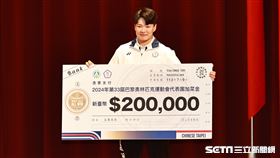 ▲2024巴黎奧運代表團授旗典禮，總統賴清德致贈代表團加菜金，舉重選手陳玟卉代表接受。（圖／記者劉彥池攝影）