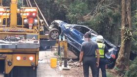 傻眼！過彎撞噴對向車「墜落50米深山谷」