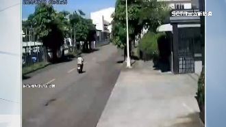 遇坑洞迴轉　騎士原路返回坑洞慢動作摔