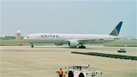 聯合航空客運復飛台灣　每週3班美國聯合航空公司3月20日起暫時停飛台灣，後來部分航班以客機載貨方式飛行，11月起重啟客運航班後，每週3班，舊金山每週三、五、日出發，台北每週二、五、日出發，仍使用波音777-300ER機型。中央社記者吳睿騏桃園機場攝　109年11月3日