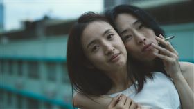 林依晨與吳可熙在電影《失明》裡有許多精采對手戲。（圖／周子娛樂提供）