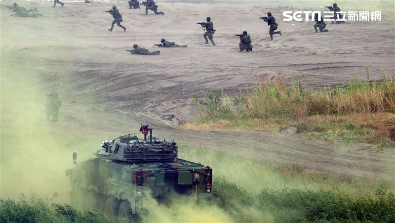國軍首發交戰規則攜行卡　教官兵戰時準則