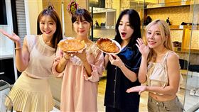 ▲安芝儇台灣住處財位堆滿雜物。（圖／懿想天開 提供）
▲Mingo爆料安芝儇招牌睡姿。（圖／懿想天開 提供）
▲安芝儇親揭應援服背號由來。（圖／懿想天開 提供）
▲《懿想天開》開箱台鋼女神台灣住家。（左：倪暄、安芝儇、Mingo、巫苡萱）（圖／懿想天開 提供）
