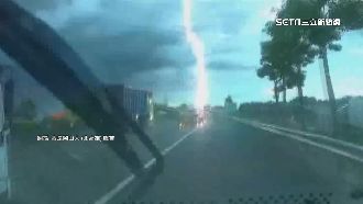 嚇！國道「閃電擊中連結車」　行駛中爆胎