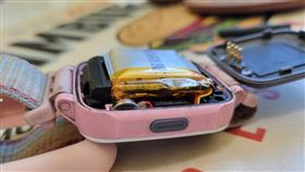 智慧錶內的電池膨脹。（圖／翻攝自●【爆料公社二社】● 臉書）