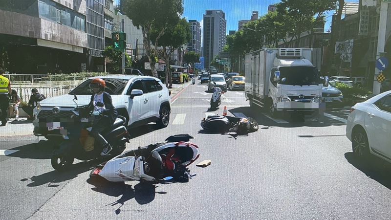 男趕高普考路上出車禍…暖心警載他奔考場