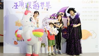 跟著紙風車劇團一起「巫頂環遊世界」