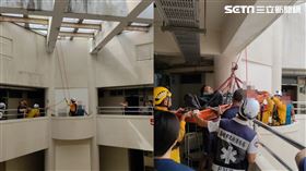 意外踩破採光罩墜樓，人重摔5樓女兒牆，當場痛到起不起來。（圖／翻攝畫面）
