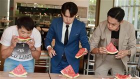 《愛的榮耀》劇組演員張世賢、顏曉筠、許仁杰、宮美樂、楊皓崴一起辦吃西瓜大賽。（圖／民視提供）