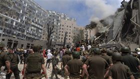 俄羅斯朝烏克蘭各地城市發射飛彈，其中一枚飛彈擊中基輔主要兒童醫院，現場煙霧碎片瀰漫。（圖／美聯社／達志影像）