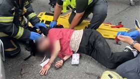 日籍遊客慘卡輪下，眾人合力救出。（圖／翻攝畫面）