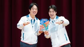 賴清德總統今（9）日親自南下授旗典禮，為巴黎奧運代表團選手加油打氣，並送上圓滿御守給所有選手，由霹靂舞選手孫振接受。（圖／翻攝賴清德Thread）