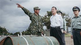 國防部長顧立雄視導關指部河防營，了解戰訓任務整備情形，除肯定官兵戰備訓練態度，也頒發加菜金慰勉官兵辛勞。(圖／國防部提供)