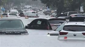 鄭州暴雨釀嚴重災情！路邊汽車險被滅頂　走人行道像溯溪