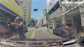 為人父帶女兒違規擅闖馬路，竟當面動用肢體、口語暴力，再再做了最壞示範。（圖／翻攝畫面）