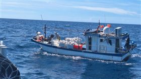 中國「三無」漁船越界  澎湖海巡查扣一艘中國「三無」漁船越界進入澎湖花嶼西北領海基線外19.5浬處作業。海巡人員趕抵海域實施登檢時，漁船隨即起錨並逃逸拒檢，巡防艇緊追強靠登檢，並將人船一併押返。（澎湖海巡隊提供）中央社  113年6月26日
