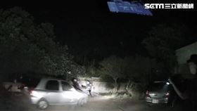 新／差1秒變肉餅！偷車賊撞警驚險瞬間曝（圖／翻攝畫面）