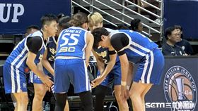 台灣女籃球員9日在瓊斯盃「藍白大戰」都在左手手臂貼上黑色肌貼串聯「同工不同酬」抗議。（圖／記者蔡厚瑄攝影）