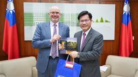 外交部長林佳龍（右）與美國在台協會台北辦事處（AIT/T）新任處長谷立言（Raymond Greene）（左）會晤。(圖/外交部提供)