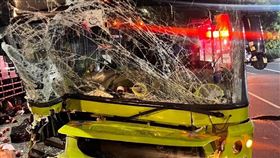 公車的擋風玻璃全碎裂，場面超狼狽。（圖／翻攝畫面）