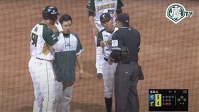 ▲洪一中上場抗議。（圖／翻攝自YouTube-台鋼雄鷹官方頻道）