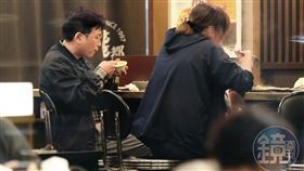 6月25日19：36，江坤俊與女祕書各吃各的，偶爾聊聊天，沒像護理師那般曖昧。