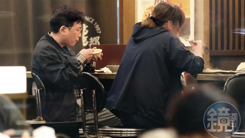 江坤俊下班吃喝　一圖戳破「每天都回家」