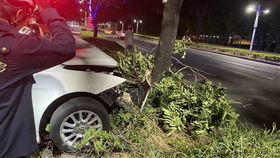 ▲高雄前鎮區昨晚發生離奇車禍，只見肇事車輛，未見人影。（圖／翻攝畫面）