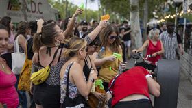 不滿觀光業衝擊房價與就業！巴塞隆納示威者「持水槍噴射遊客」：滾出去。（圖／美聯社／達志影像）