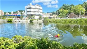 消防人員趕進下水救溺水者。（圖／翻攝畫面）
