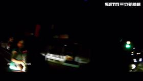 國民黨立委賴士葆開車追撞過馬路的2名婦人。（圖／翻攝畫面）