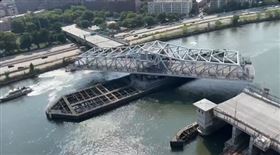 炎熱高溫，紐約第三大橋，旋轉橋「膨脹卡死」，灑水降溫(圖／翻攝自 Citizen NYC X)