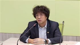 ▲民進黨立院黨團召開「最不中立的韓院長! 立院也成傅隨組織？」立委沈伯洋