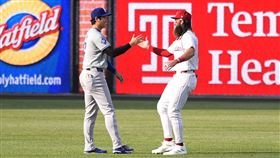 ▲道奇、費城人賽前，大谷翔平和前隊友馬許（Brandon Marsh）握手。（圖／美聯社／達志影像）