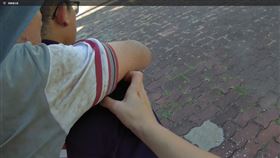 迷途翁步行3小時，險曬成人乾，台中警帥氣揹上肩(圖／翻攝畫面)