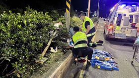 新北市石門區昨天（9日）發生一起死亡車禍，一名王姓男子（61歲）騎乘紅牌重機行經台2線29公里處時，失控自撞中央分隔島，王男噴飛倒地不起，救護人員獲報到場，發現王男頭部重創、身體多處骨折，送醫前已無生命跡象，經搶救仍傷重不治。