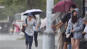 午後對流旺盛  台北市大雨中央氣象署9日下午發布大雨特報，午後對流雲系發展旺盛，易有短延時強降雨。圖為台北市萬華區未帶傘具的民眾快步跑向候車亭避雨。中央社記者王飛華攝  113年7月9日