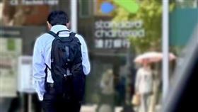 張清芳小兒子穿西裝的背影被誇帥氣(圖/張清芳臉書)