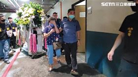 三重3死命案，劉姓女死者母親抵達二殯相驗遺體，掩面痛哭。（圖／記者李依璇攝影）