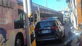 萬華分局警員將警車臨停華中橋下，然後下車處理租屋糾紛。（圖／翻攝自我是萬華人）