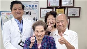 102歲人瑞阿嬤骨折，椎心劇痛，微創千斤頂復位塌陷椎體術，3天即出院，童綜合醫院(圖／翻攝畫面)