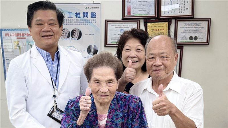 102歲嬤骨折椎心劇痛　微創千斤頂助康復