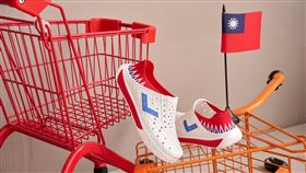 PONY將國旗元素解構後，以更具視覺設計的效果呈現台灣國旗洞洞鞋。（圖／品牌業者提供）