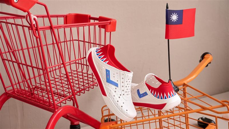 緊盯賽事轉播！穿上國旗洞洞鞋應援更有感