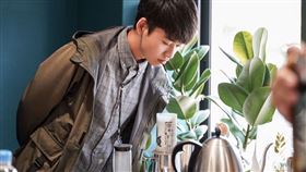 老闆的帥氣外型，因撞臉藝人李國毅而遭討論。（圖／翻攝畫面）