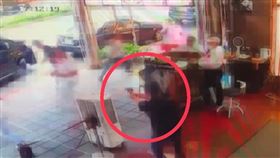 潘男竟持槍埋伏三溫暖，並亂槍狂轟吳明達一行人。（圖／翻攝畫面）